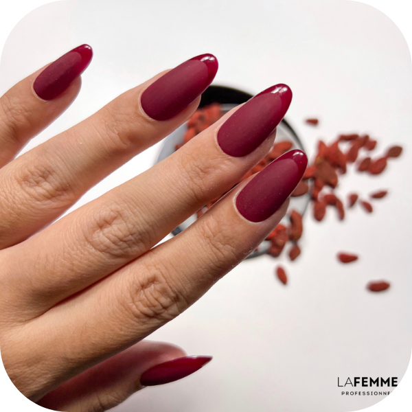 unghie autunnali opache rosso goji