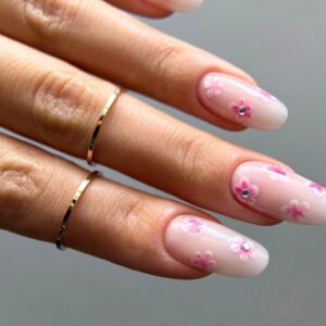 Hailey Bieber Nails con Fiorellini Trend Nail Art 2025