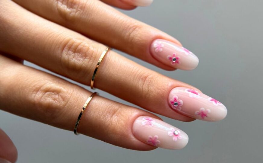 Hailey Bieber Nails con Fiorellini Trend Nail Art 2025